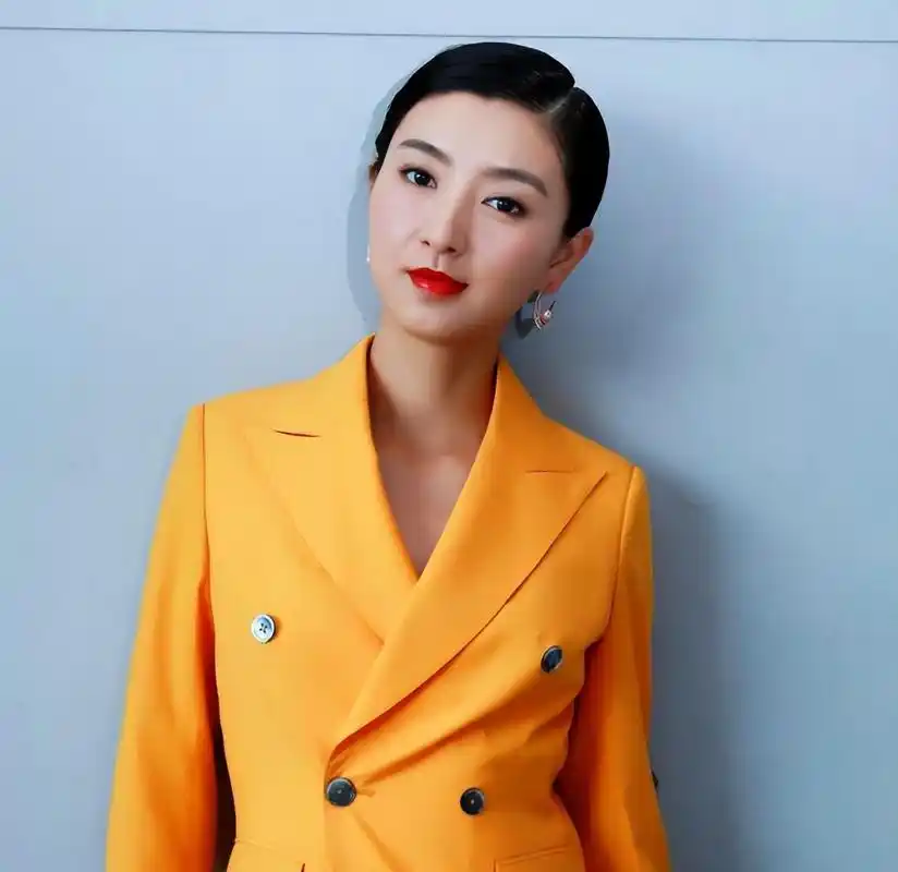 斓曦:从18线到坚韧不拔的演员之路 斓曦,这位端庄大气的女演员,曾因