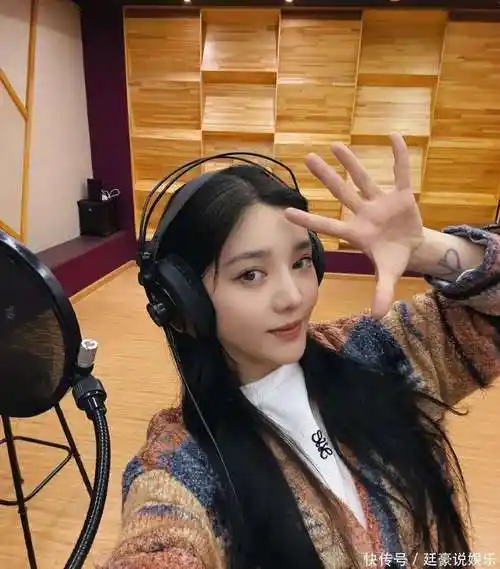 2011年,18岁的她参加了湖南卫视的《快乐女声》沈阳赛区,并凭借清新