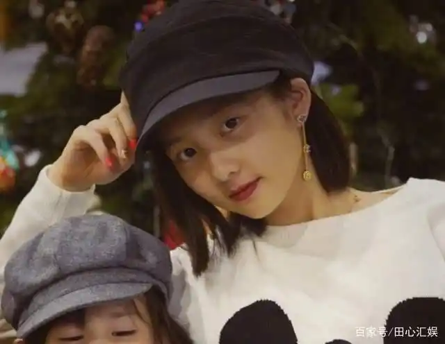 黄磊7岁女儿穿牛仔裤的酷照,网友:比姐姐多多灵动