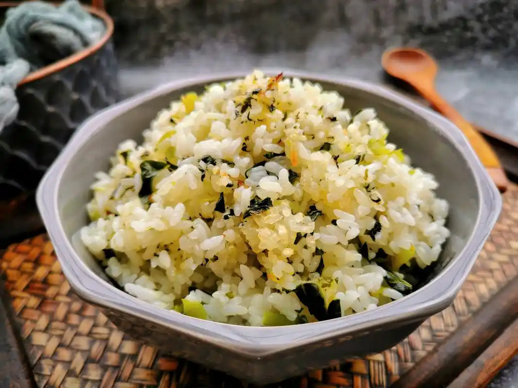 原创没有肉的青菜焖饭80后30年前天天吃咸香适口有锅巴更香