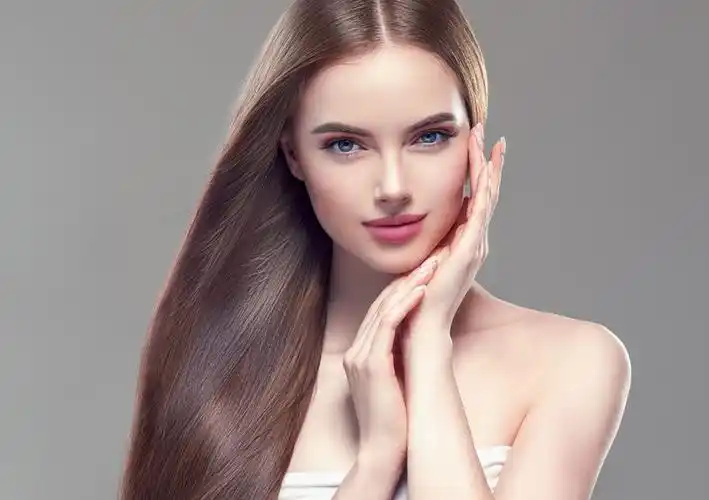 健康的黑发女人美丽的长发美概念