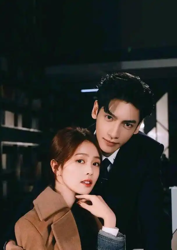 罗云熙白鹿剧外穿"情侣装",黑色装扮一个绅士一个淑女,真养眼|西装