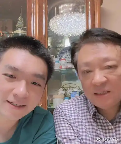 毛猛达与女儿,儿子同框直播,儿子26岁英气逼人,女儿神似孙俪