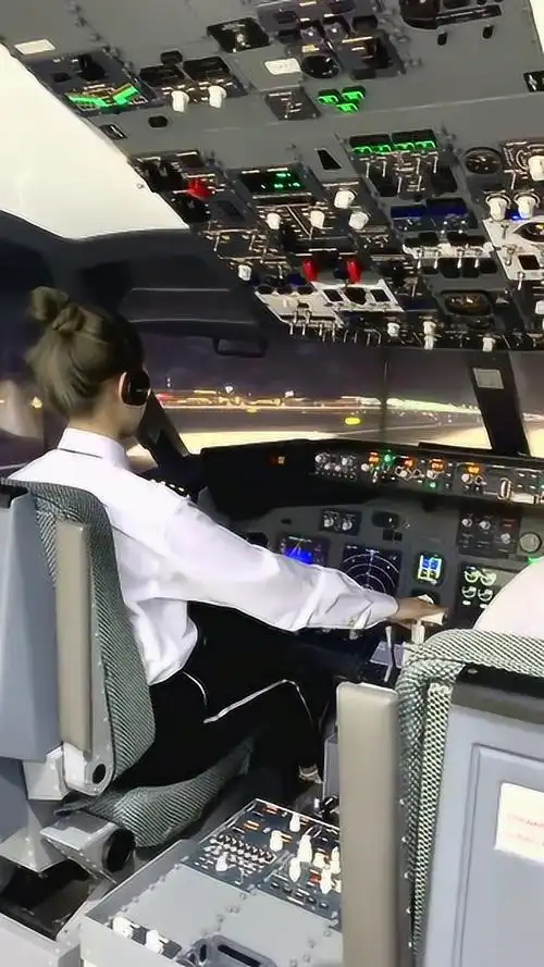 这开飞机的女机长真是头一次见简直太帅了