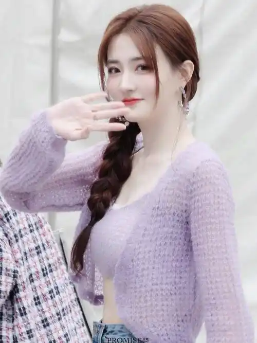 徐璐到秋天了还炫腹紫色毛衣配牛仔裤清纯甜美温柔时髦