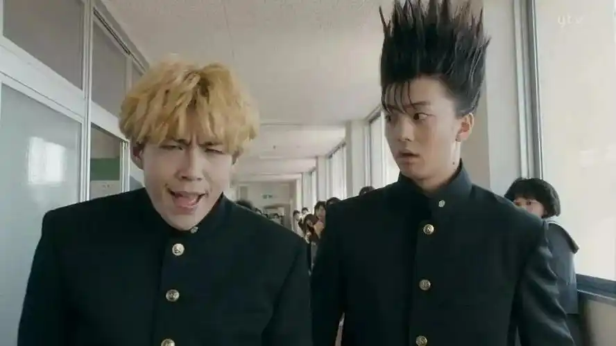 经过热血高校霸道真tony老师小栗旬高超的杀马特洗剪吹后,化身卑鄙能