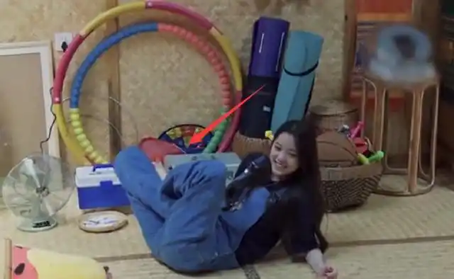 有种柔韧性叫欧阳娜娜,两条腿能叠着盘起来,最后的造型有点吓人