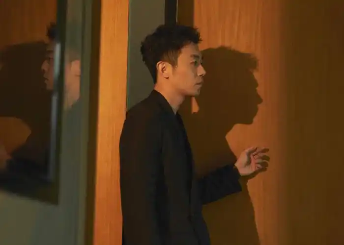 朱亚文光影写真来袭一身不规则西装故事感十足