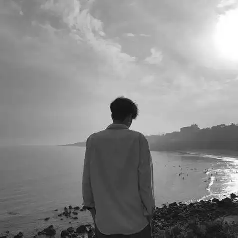 比较霸气的男生头像成熟黑白静静的做一个沉默的男人