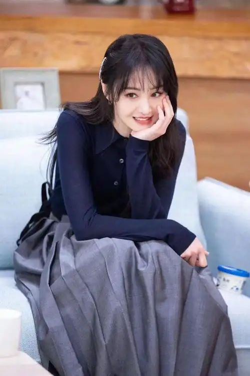 郑爽黑色铆钉裙出席活动银色脏辫搭配贝雷帽帅气又可爱