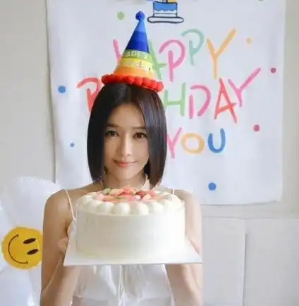 秦岚的44岁生日,她在个人社交媒体上发布了一组庆生美照,并附上了以下