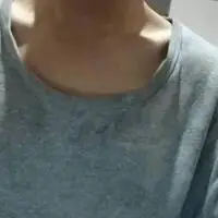 男生漏锁骨微信头像【点击鼠标右键下载】