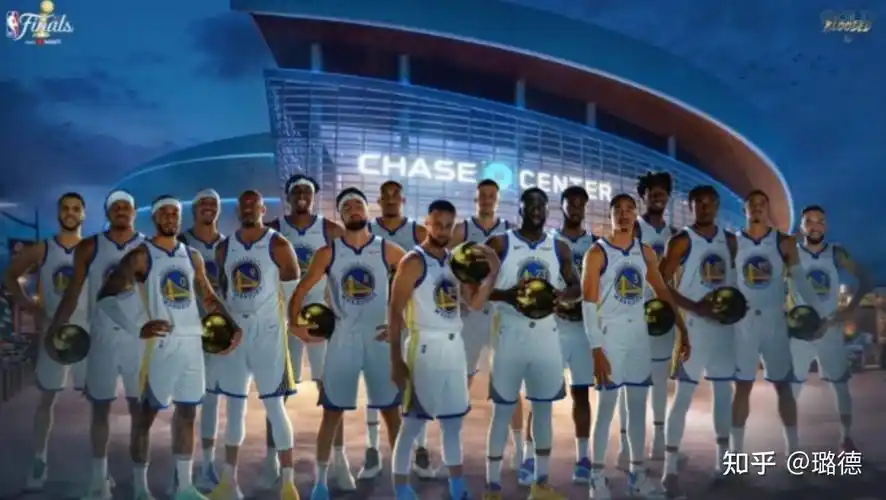 看看勇士这张大合照,库里站在最c位,旁边是追梦格林,克莱·汤普森!