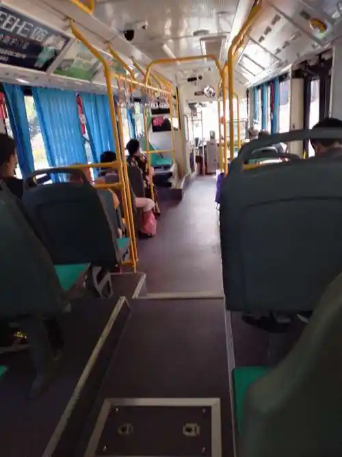 现在坐公交车的市民都佩戴了口罩,而且车内也消毒了,很干净