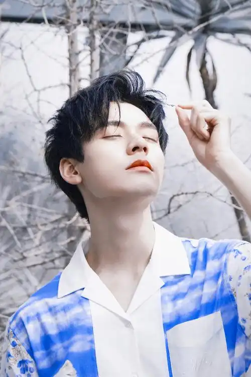 龚俊##时尚芭莎五月刊封面