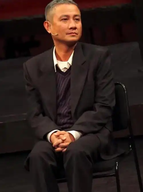 穿西装叠穿马甲,满头白发如老头|发型|衬衫|西服套装|文章(演员)_网易