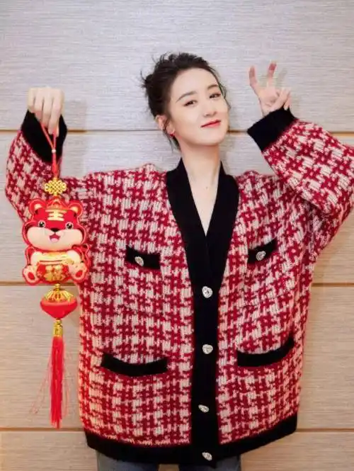 和张予曦一样,袁冰妍的新年造型也同样是喜庆十足——之后她又在脸上