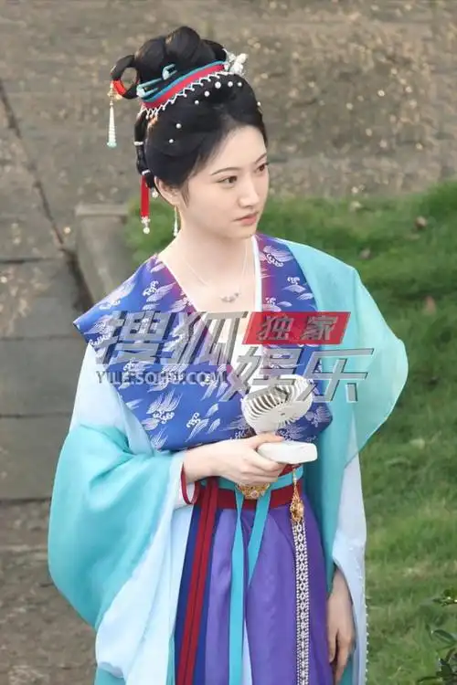 独家:景甜片场补妆莞然一笑素净明媚 美得毫不费力|古装|发饰_网易