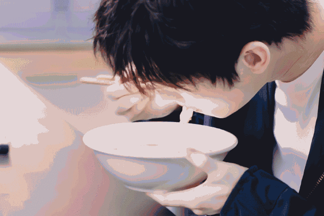 路人为看杨洋面洒了一地##路人吃饭为看杨洋面洒了一地