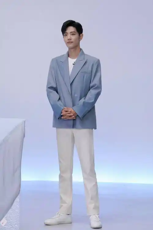 其工作室也是特意分享了当天的官方造型写真图,照片中肖战身穿蓝色