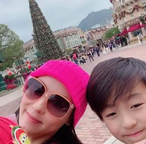 原创39岁的张柏芝跨年:"我曾走上峰顶,也曾跌落崖底"_谢霆锋_孩子