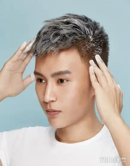 奶奶灰色头发男发型教你4步抓出奶奶灰