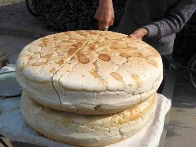 宝鸡美食第九碗:文王锅盔一搂圆;皮酥里筋香四舍,三天五昼味如先.