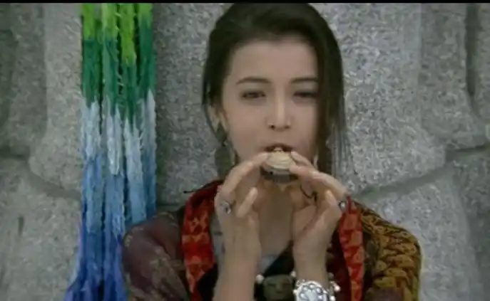 成龙的电影飞鹰计划里面的那个地摊上卖的东西是什么?