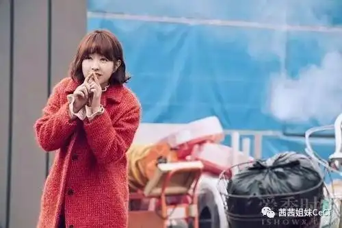 女主都奉顺(朴宝英饰)是个天生自带神奇大力气的女孩,一碰到物品就会