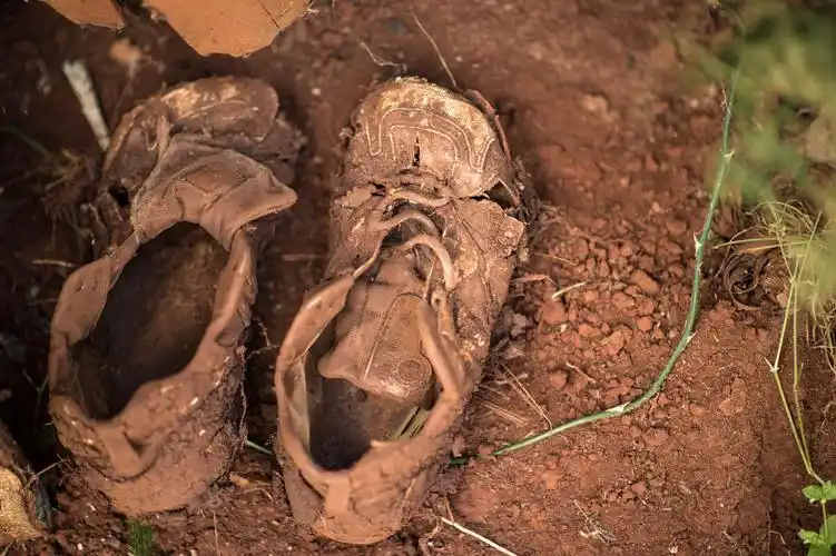 屋外墙角的破布鞋