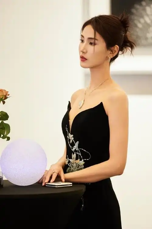 黄晓婉荷叶猫耳礼服裙##黄晓婉北京活动造型