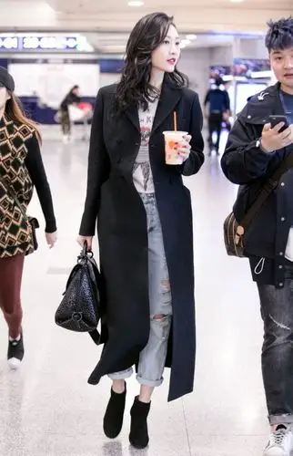王鸥机场街拍 超长风衣女王范儿十足_明星街拍_女模网