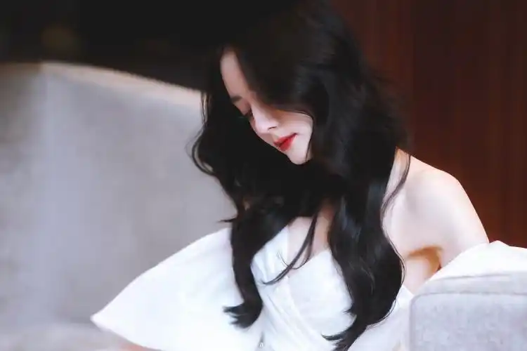 迪丽热巴白色仙女裙,今天是仙气飘飘白雪公主迪