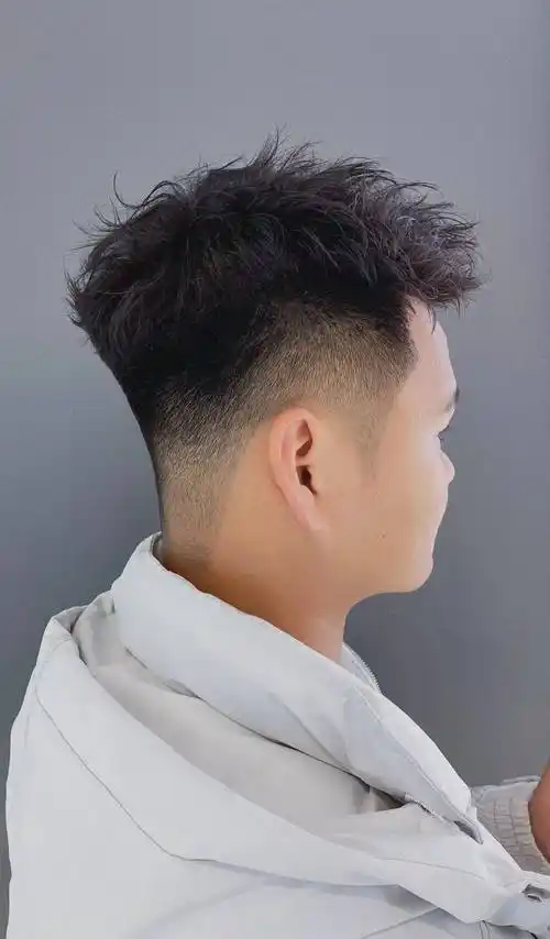 两侧铲短pk男士碎发,你更喜欢哪一种,请说出喜欢他们得优点