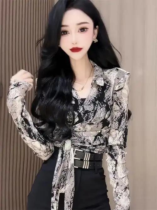 网红爆款时尚小衫女2024春夏新款洋气百搭水墨画v领