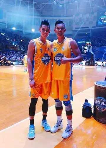 林书豪的官方身高是1米91,陈建州则是1米89.