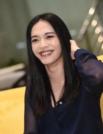 姚晨笑起来也有一种一言难尽的感觉.