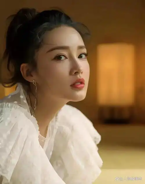 进入演艺圈后,李沁凭借自己的努力和才华逐渐崭露头角.