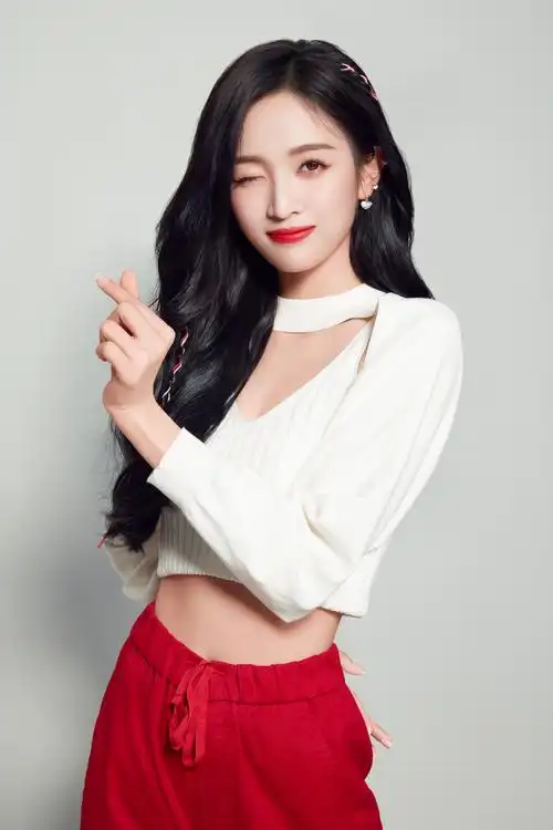 吴宣仪成为人本帆布鞋最新代言人,新生代偶像引领新国潮