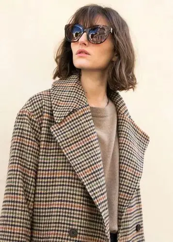 英伦风的千鸟格大衣遇上短发,能帅弯一票妹子!