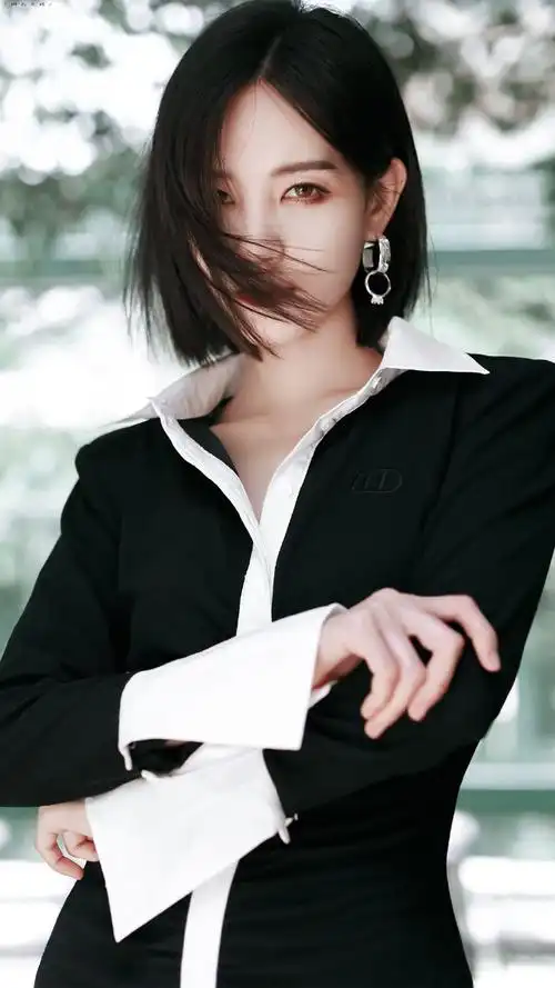 #李一桐短发修身黑裙#