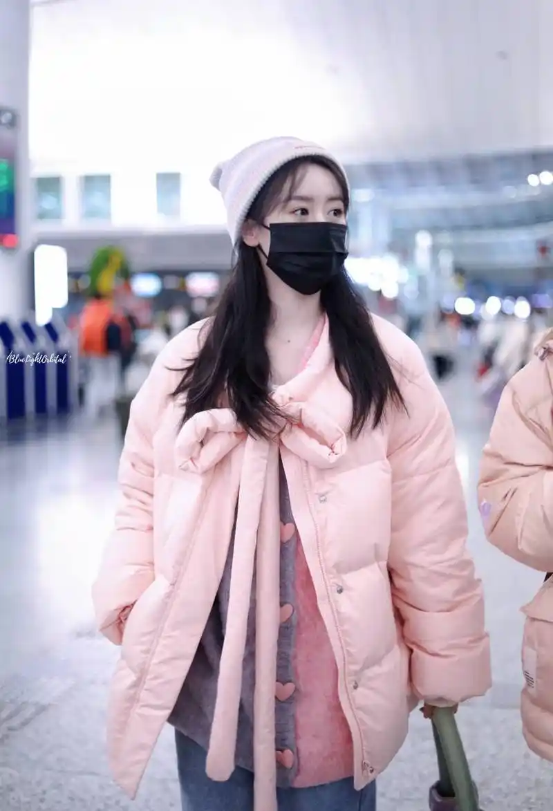 袁冰妍近日分享了她的机场私服穿搭.
