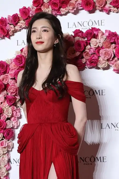 江疏影穿红色抹胸裙秀身材雪肌惹眼