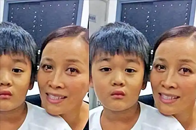 从这张照片可以看出,那英的儿子应该很高兴,很喜欢羽毛球.