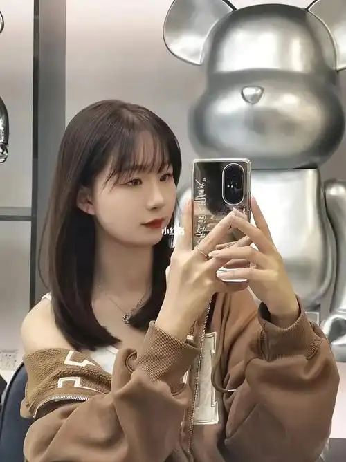 显脸小刘海过肩发型推荐