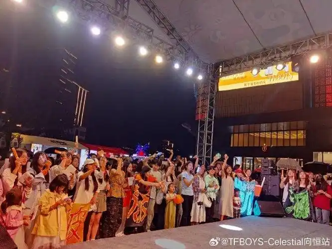 tfboys出道11周年,各地线下粉丝集合,线下应援的场面真的巨大