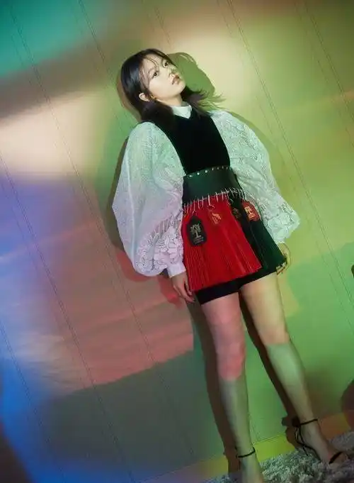 有种坐姿叫赵今麦的"抬腿坐",超过100斤做不来,不信你试试_时尚_休闲