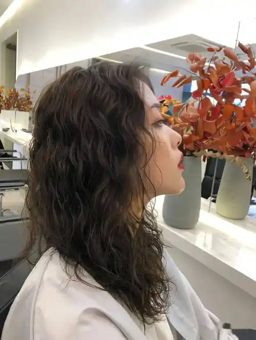 冬至后流行"烫满头"_发型_中国_形象