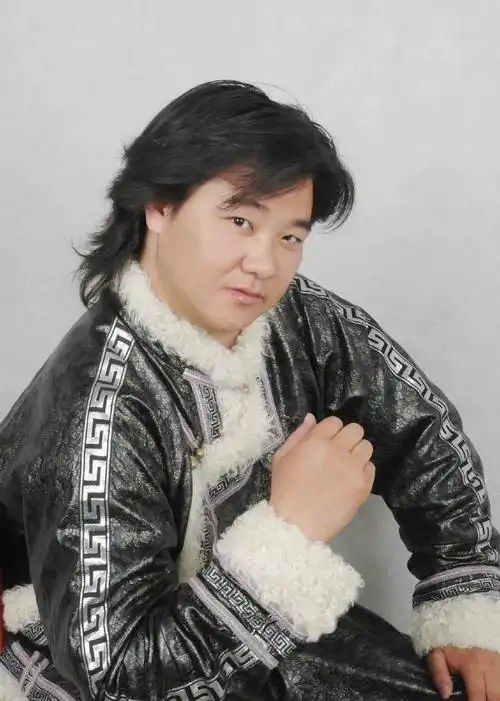1984年出生于内蒙古兴安盟科右前旗乌兰毛都苏木,蒙古族歌手