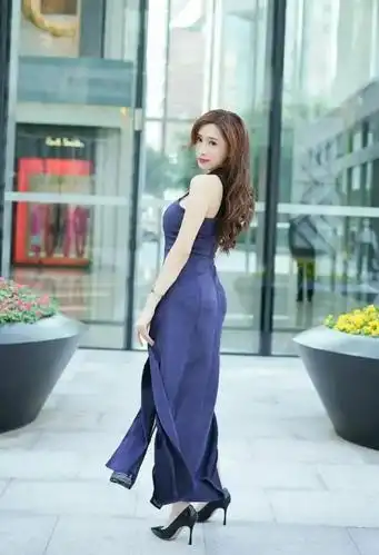 精致时尚的蓝色抹胸开叉裙完美诠释美女的高贵气质